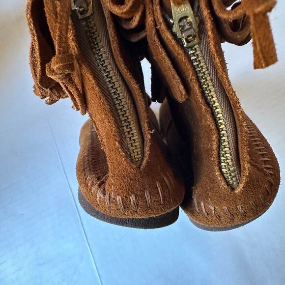 Minnetonka 282 Women's Brown Suede Fringe Ankle Boots Hard Sole Sz 7 Zip Closure - Picture 3 of 12